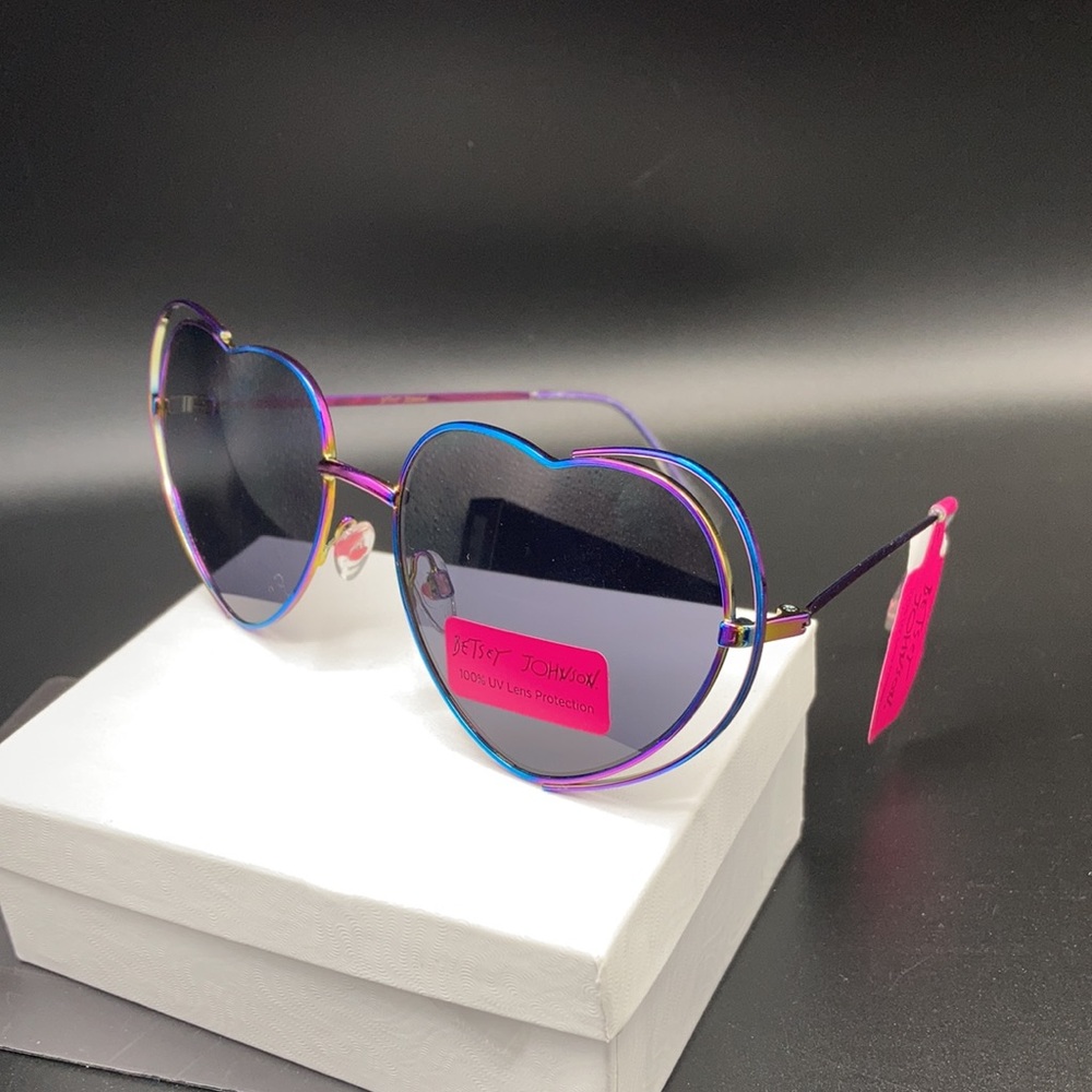 24HR DROP❗️Betsey Johnson rainbow Heart Sunglasses - Picture 3 of 5